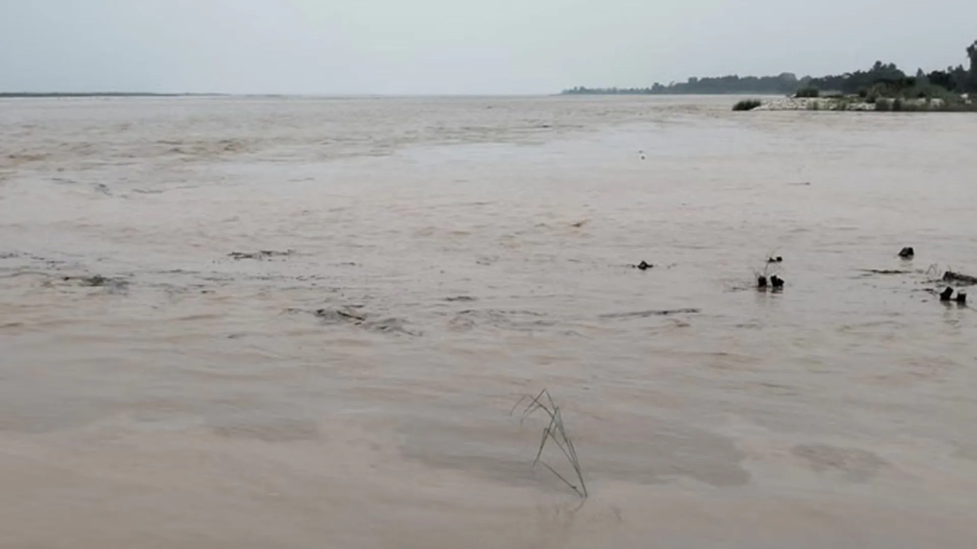 पीलीभीत : मैदानी क्षेत्रों में तबाही मचा रहा पहाड़ों का पानी, मझोला-सितारगंज सड़क कटी, उफान पर नदियां 