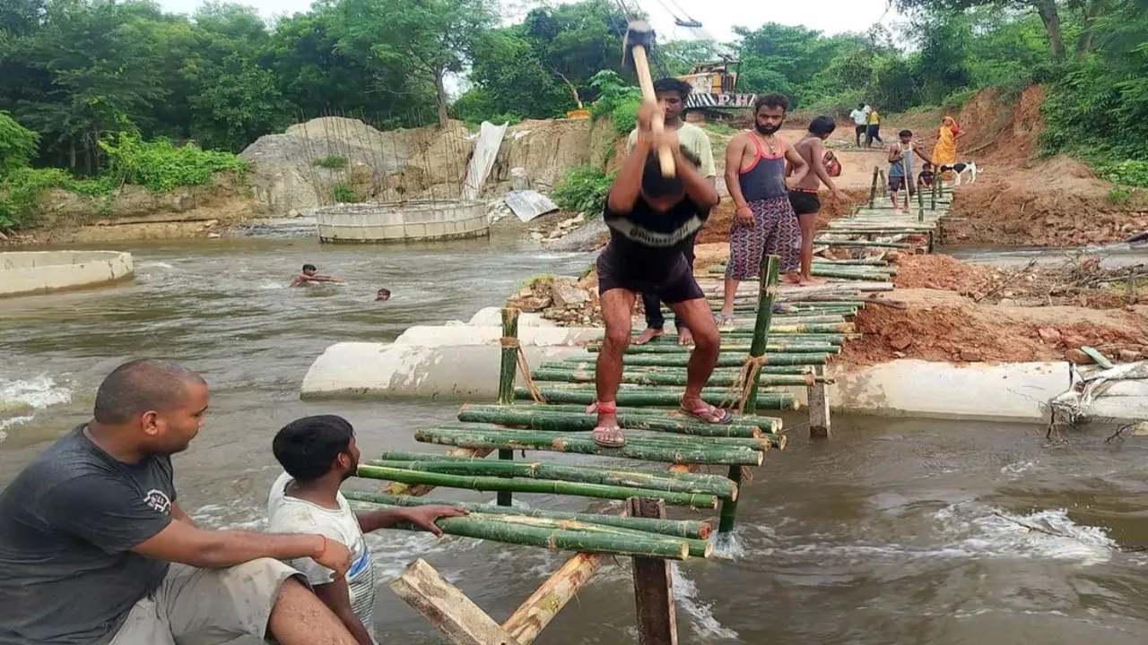अमेठी में नेता नदारद, जनता ने खुद बनाया रास्ता : बांस-बल्ली से तैयार किया अस्थायी पुलिया