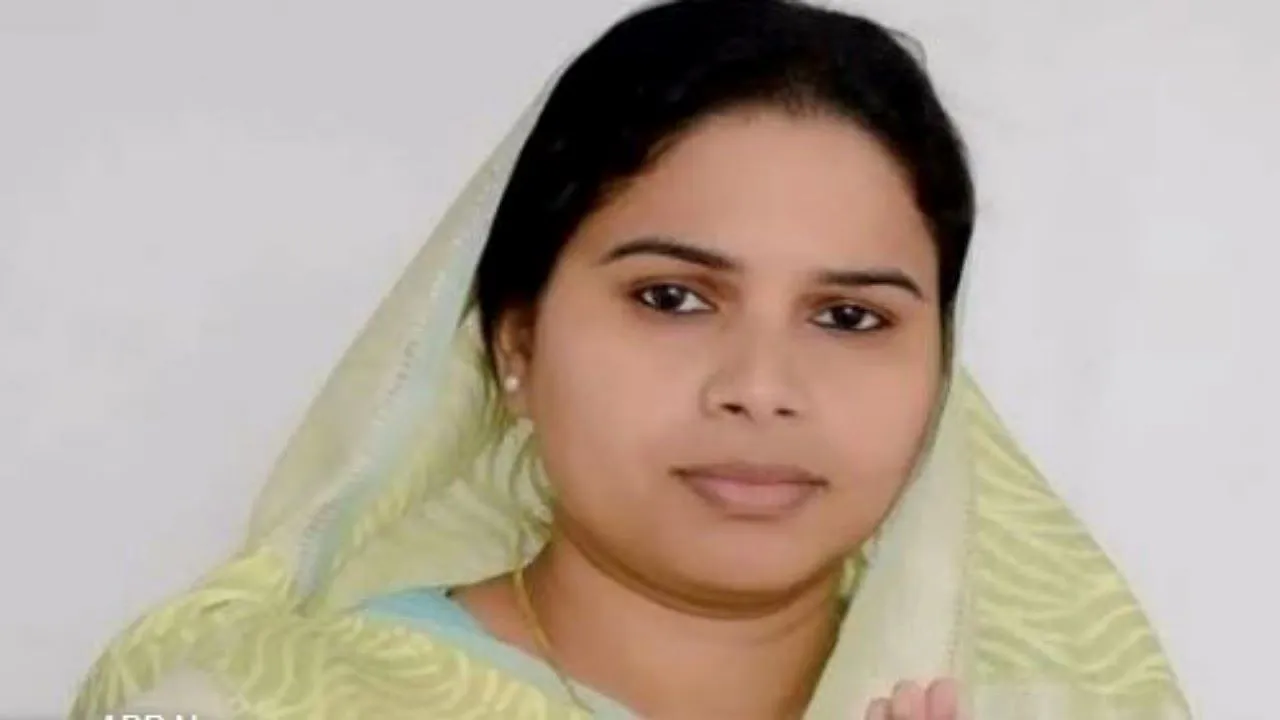 उत्तर प्रदेश में पूजा पाल मामले को लेकर सियासती खींचतान जारी