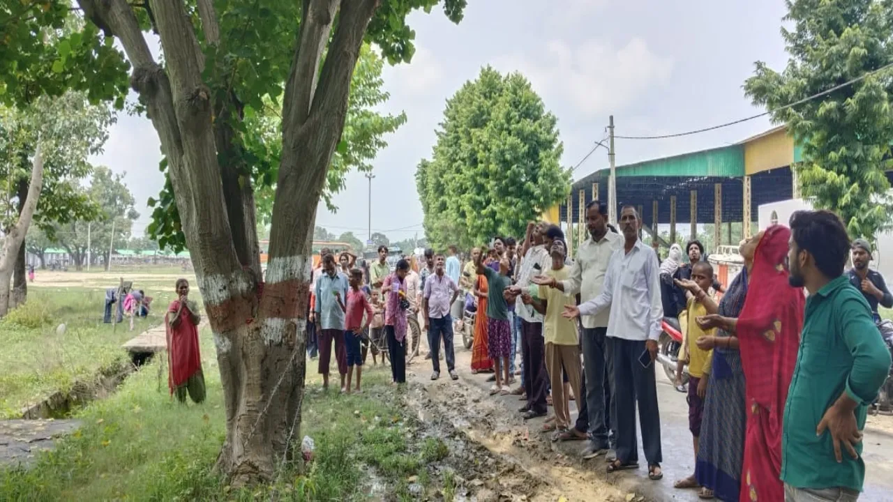 बाराबंकी में पेड़ से टपका पानी: चमत्कार मान उमड़ी भीड़, वन विभाग बोला- यह प्राकृतिक प्रक्रिया