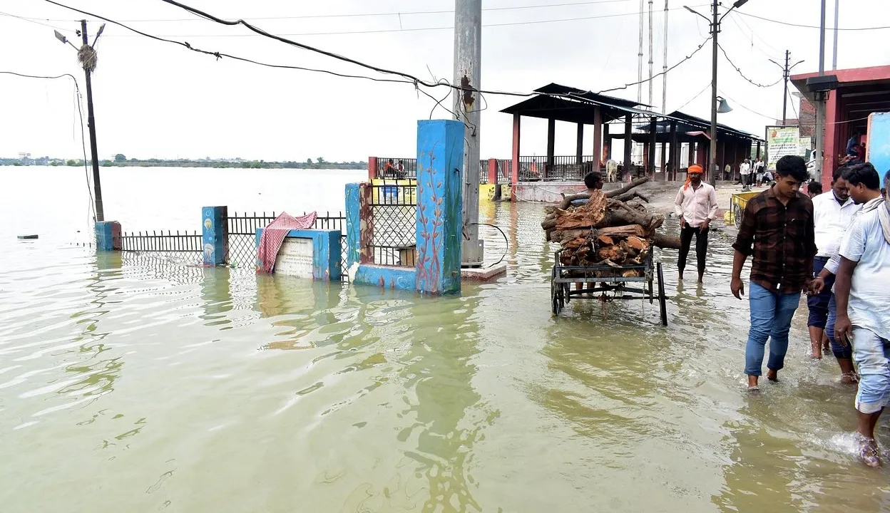 बाढ़ में फंसी ज़िंदगी, राहत लेकर पहुंचे मंत्री नन्दी : हर संभव मदद का भरोसा, बोले-अकेले नहीं हैं आप