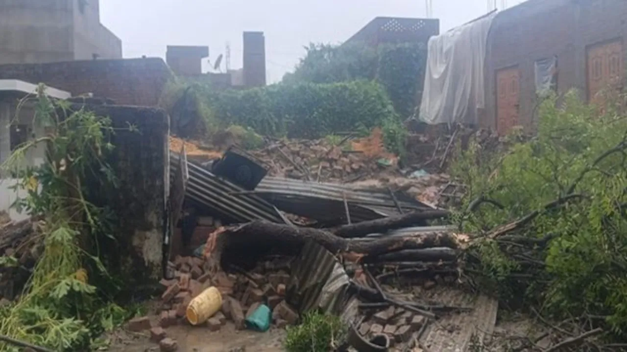 आसमान से आफ़त : बारिश में ढहा कच्चा मकान, परिवार में मां-बेटे समेत तीन की मौत,चार गंभीर