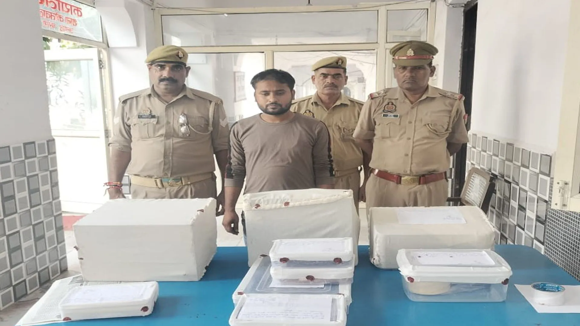 Bareilly: एसएसपी से सीएमओ तक की 100 रुपये में लगाता था मोहर
