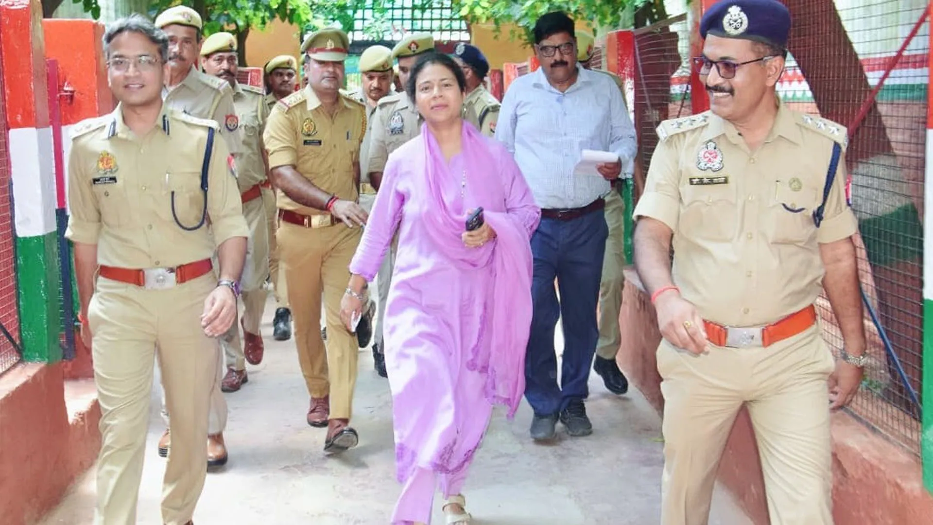 लखीमपुर खीरी : जिला कारागार का औचक निरीक्षण करने पहुंचे डीएम-एसपी, बंदियों से लिया फीडबैक