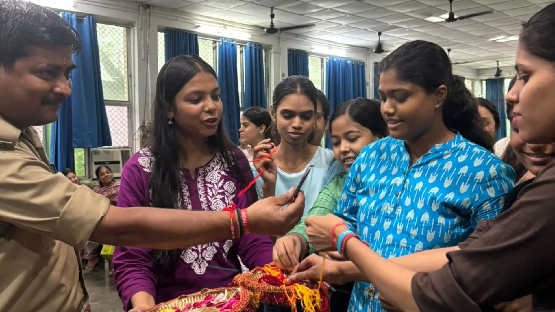 फोटो- अवध गर्ल्स डिग्री कॉलेज की छात्राएं पुलिस कर्मियों को राखी बांधते हुए