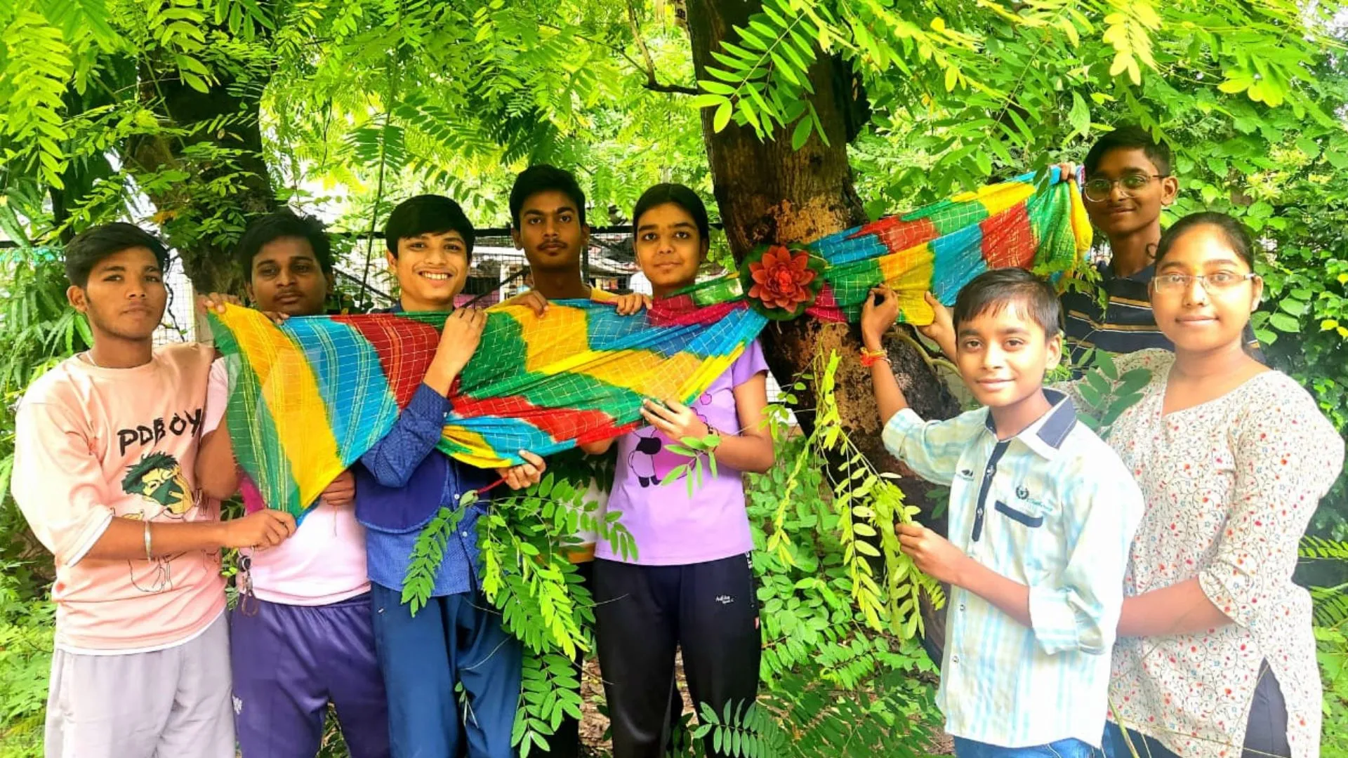 फोटो। पेड़ों को रक्षासूत्र बांधते हुए बच्चे