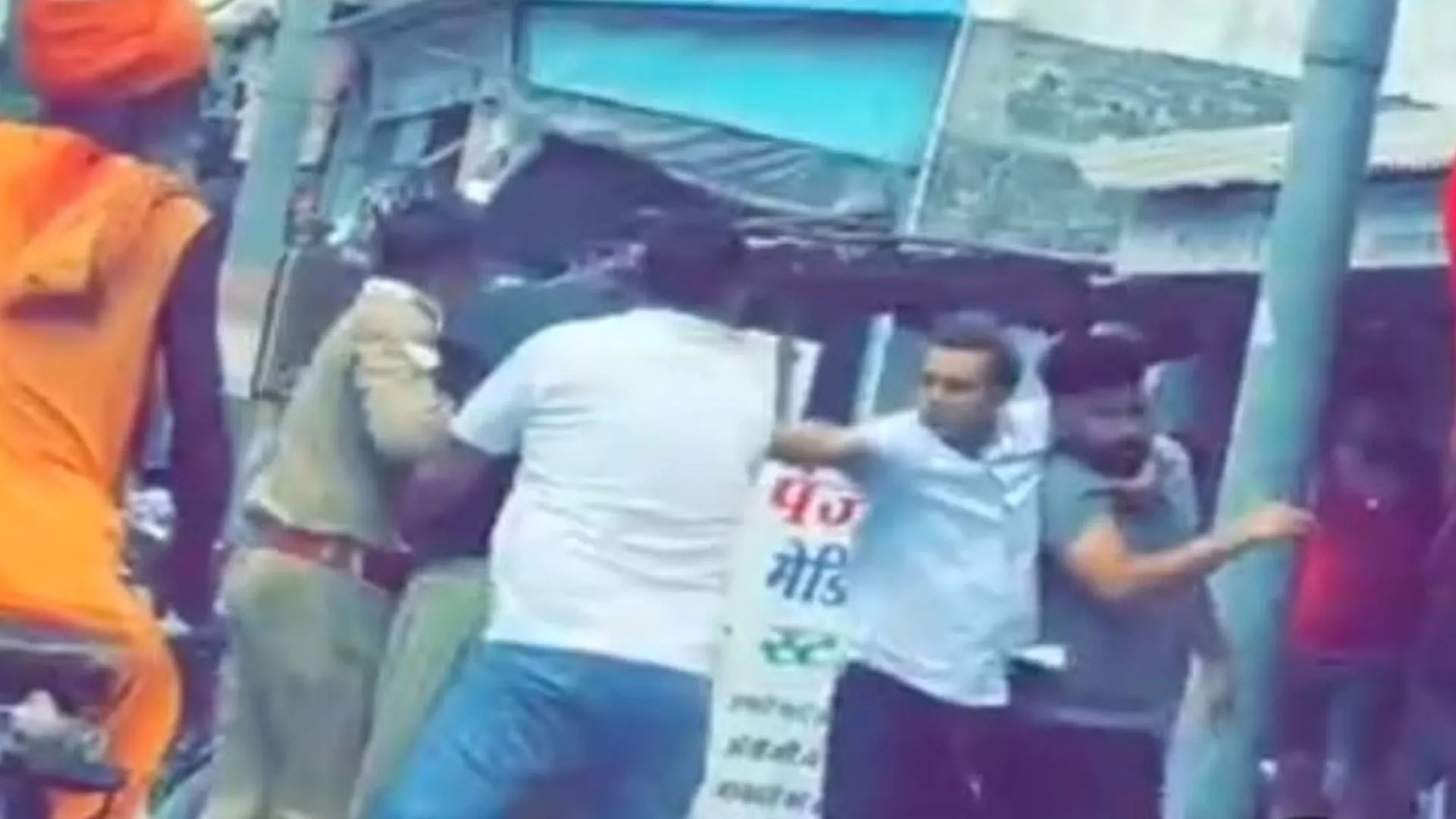 लखीमपुर खीरी : मेडिकल स्टोर से उत्तराखंड पुलिस तीन बदमाश दबोचे, बाजार में मचा हड़कंप