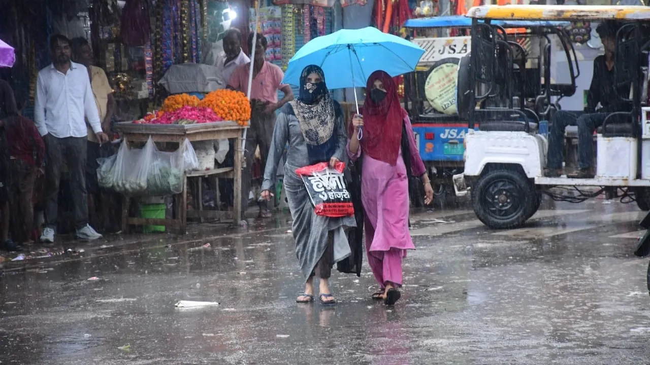 बाराबंकी में 24 घंटे की मूसलाधार बारिश के बाद मिली राहत, अब बूंदा-बांदी का साथ… जलभराव ने बढ़ाई मुश्किलें