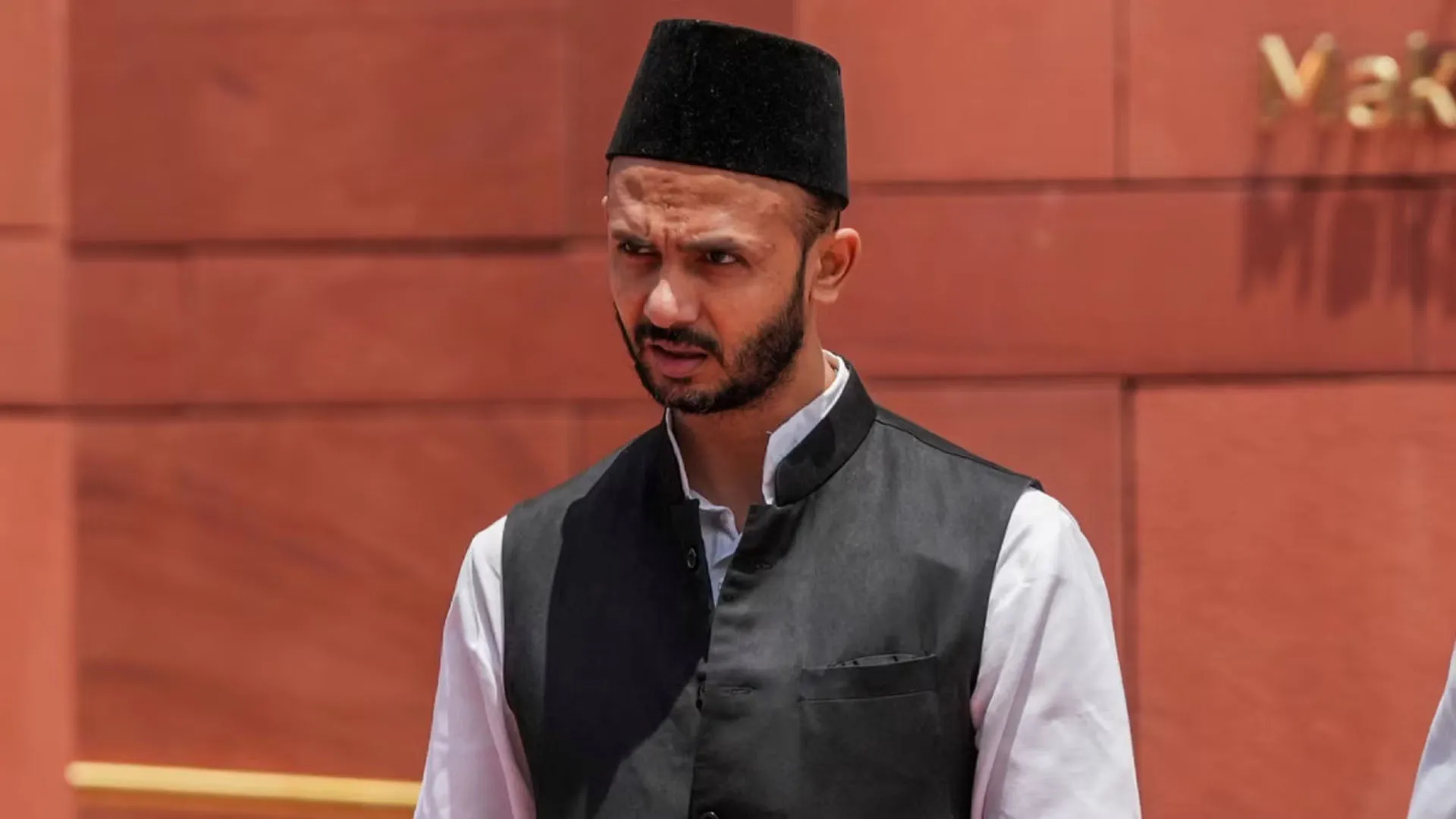 संभल हिंसा: सपा सांसद बर्क सहित 4 को समन...18 के खिलाफ वारंट जारी