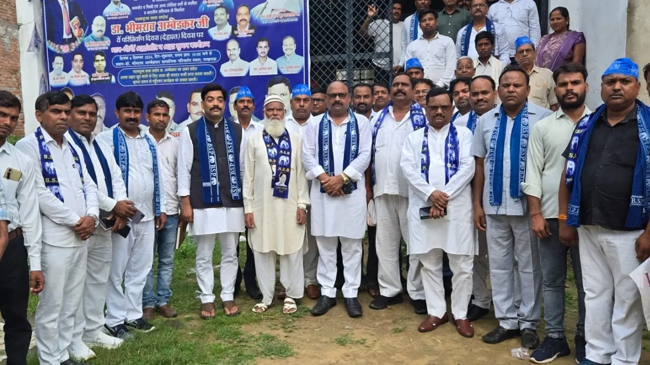 बाराबंकी : सपा छोड़ बसपा में शामिल हुए दर्जनों कार्यकर्ता, प्रदेश अध्यक्ष ने पहनाई माला