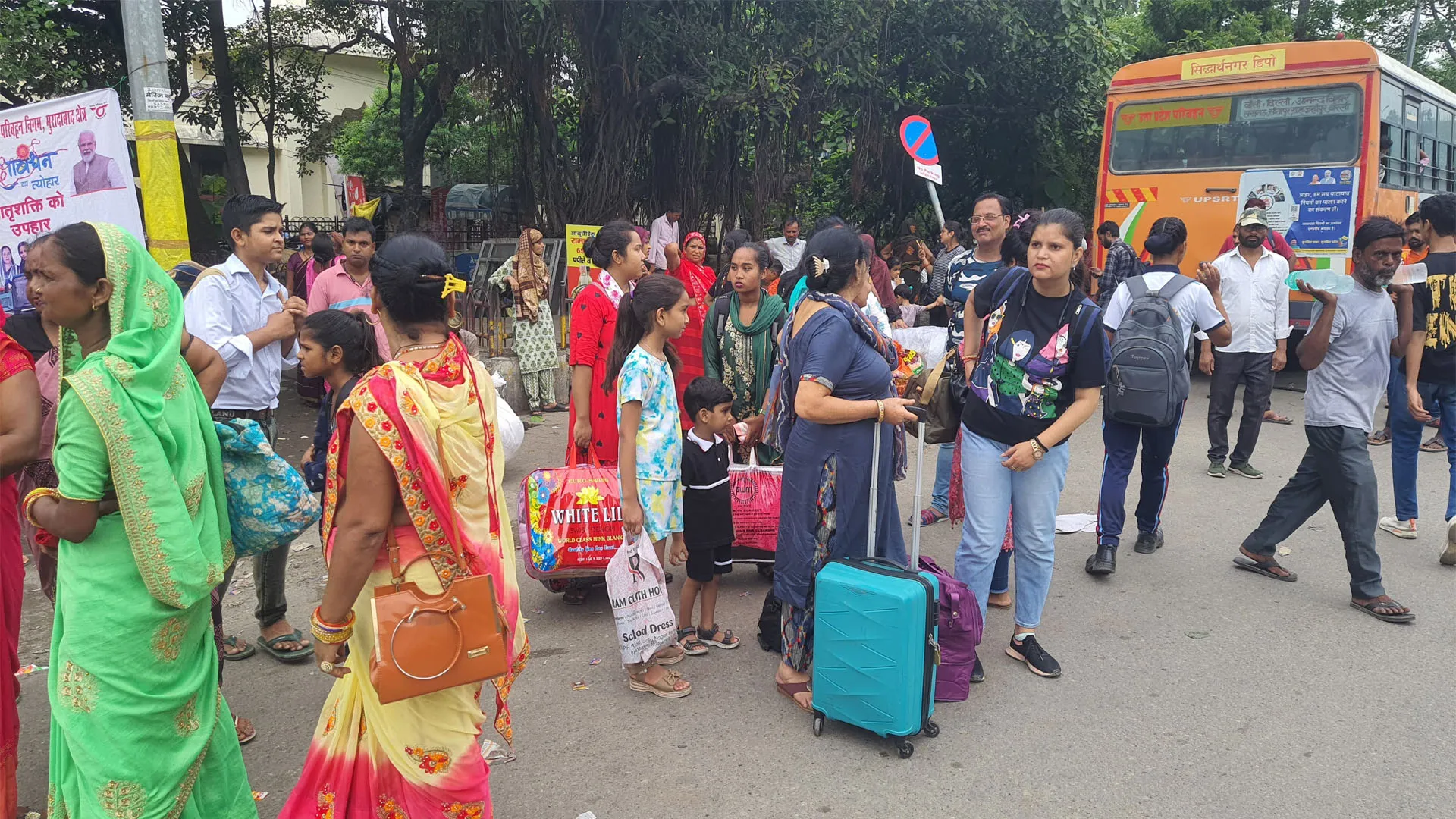 रामपुर: भाई-बहन के पर्व रक्षाबंधन पर ट्रेनों और बसों में उमड़ा भीड़ का सैलाब