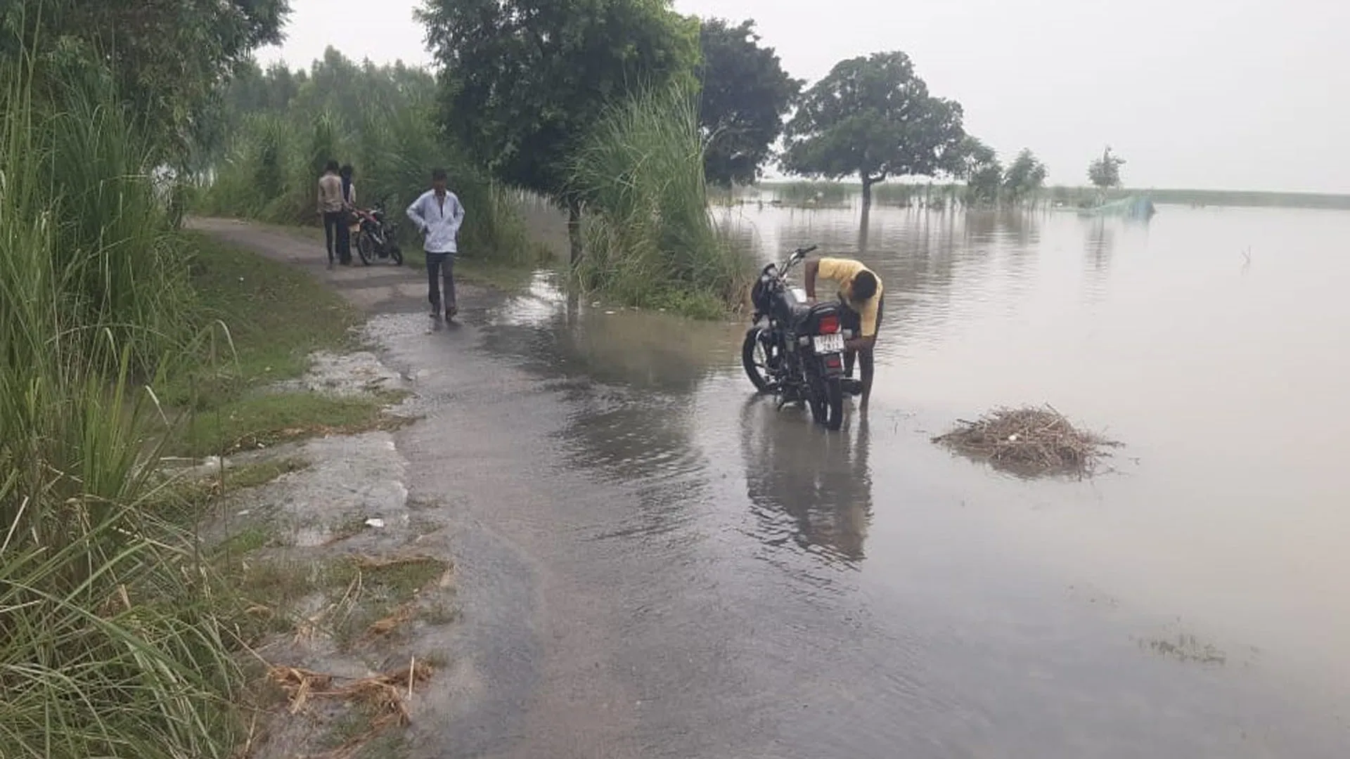 बदायूं: जटा और प्रेमी नगला को निगल रही गंगा की धार, उसहैत में स्टीमर का सहारा 