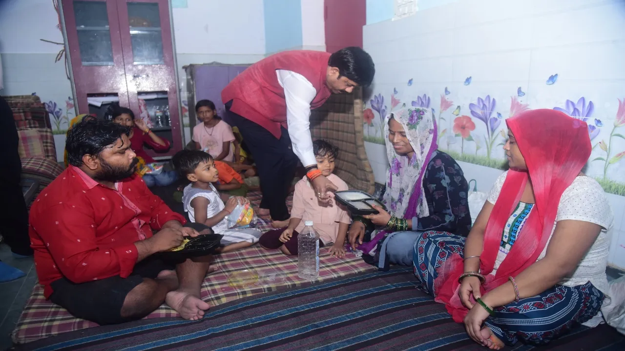 UP में बाढ़ का कहर : ग्राउंड जीरो पर उतरे योगी सरकार के मंत्री, पीड़ितों को बांटी राहत सामग्री