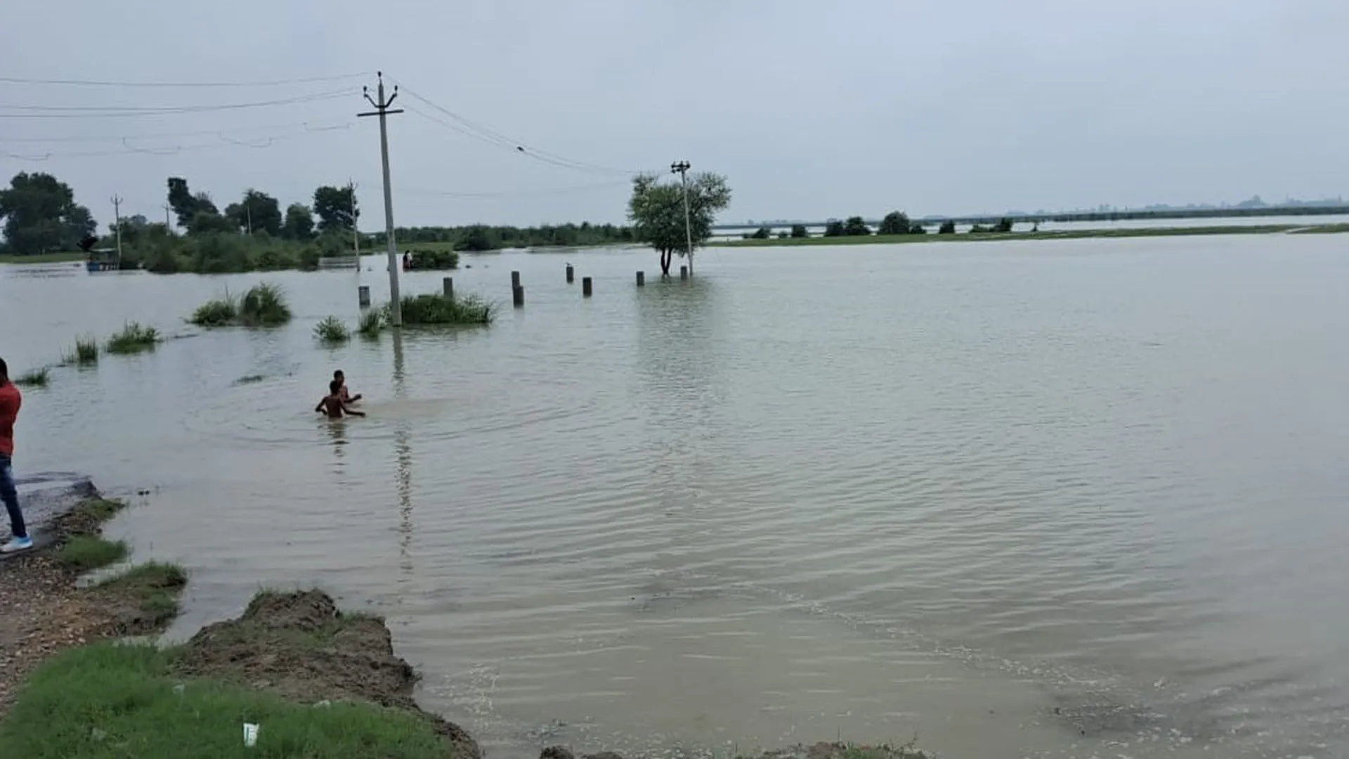  UP में कम नहीं हुई बाढ़, बारिश से गई 14 की जान