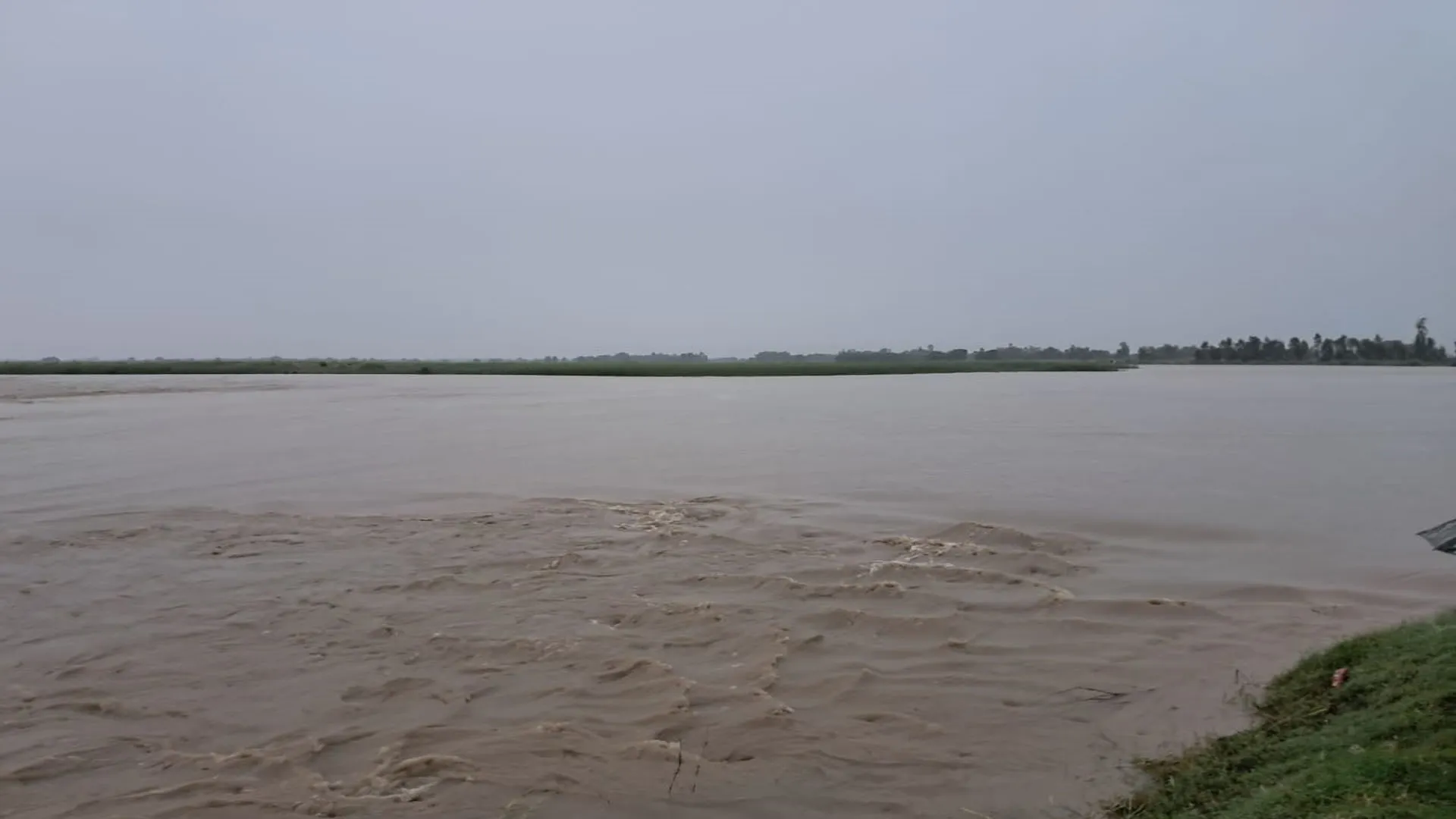 UP : बाढ़ में बहे दो मकान और कई झोपड़ियां, कछला गंगा खतरे के निशान से ऊपर