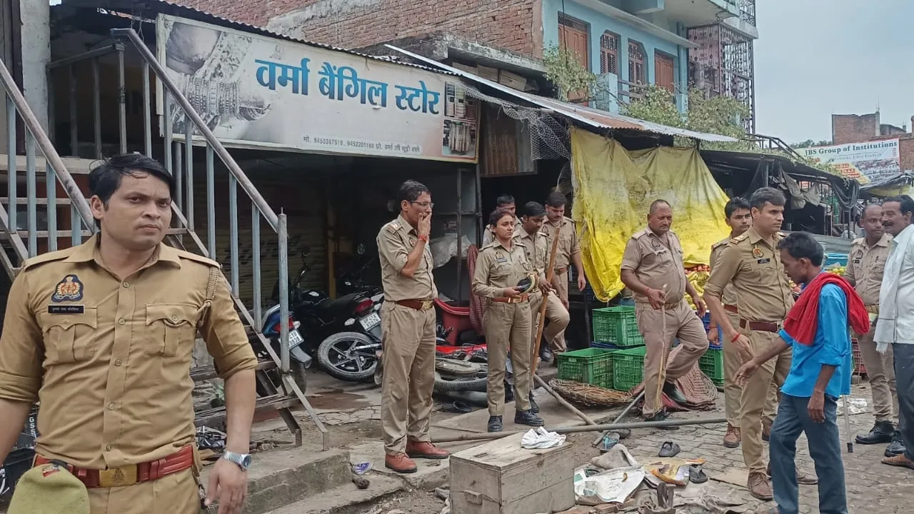 दुकानदारों में चले लाठी-डंडे, पथराव से दहशत : दुकानदारों में चले लाठी-डंडे, पथराव से दहशत