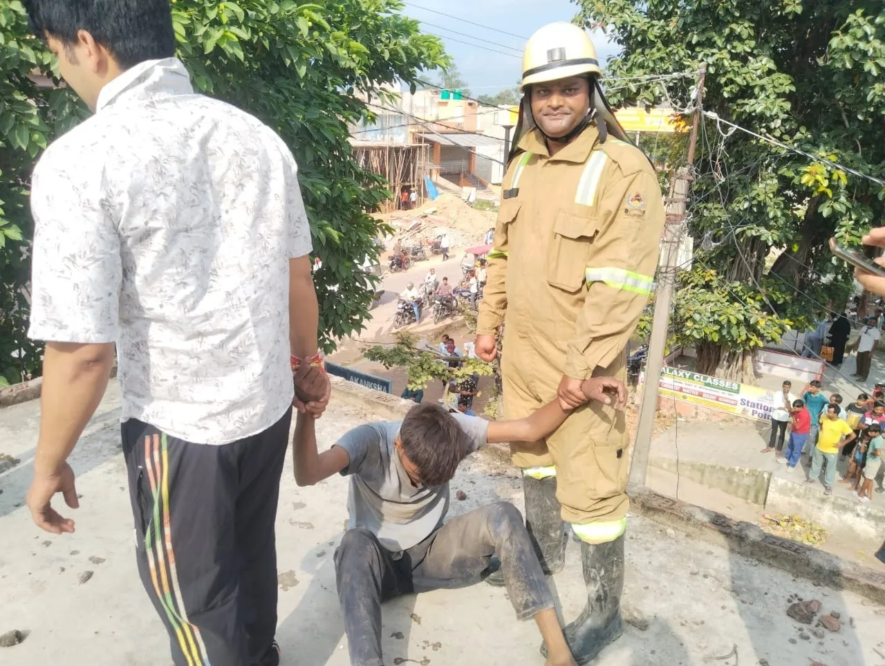 बाराबंकी : छत से कूदने जा रहे युवक को फायर टीम ने सुरक्षित उतारा नीचे