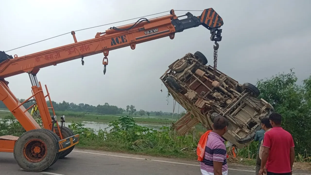 बाराबंकी में बस की टक्कर से श्रद्धालुओं से भरा हाफ डाला पलटा : 17 घायल, 5 की हालत गंभीर