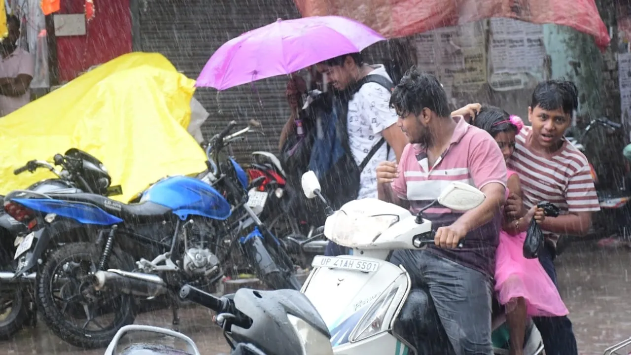 बाराबंकी में रातभर बरसे बादल, दिनभर गुल रही बिजली लोग परेशान