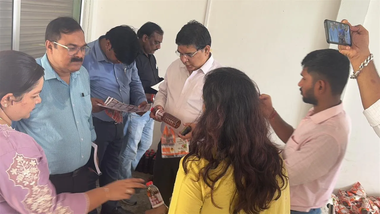 नकली नमक-तेल की फैक्ट्री का भंडाफोड़ : पतंजलि-फार्च्यून की बोतलों में भरते थे एक्सपायर्ड तेल, टाटा के नाम पर बेचते थे लोकल नमक