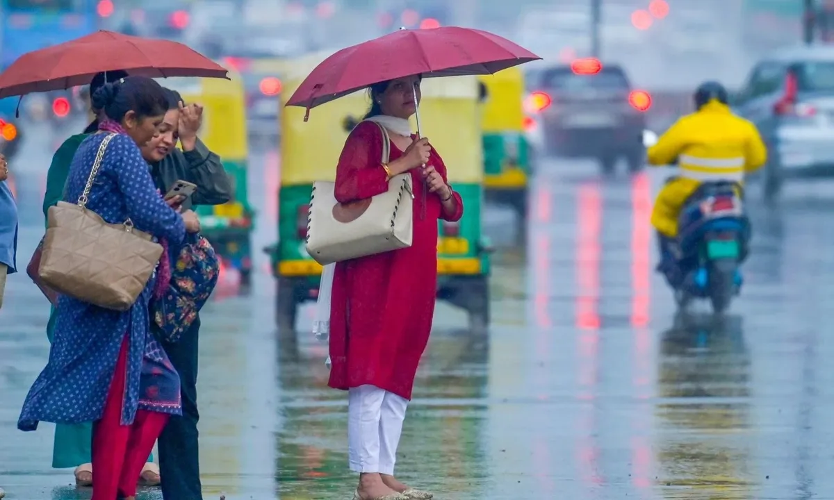 UP Weather: बारिश से बदला मौसम, तापमान में आई गिरावट