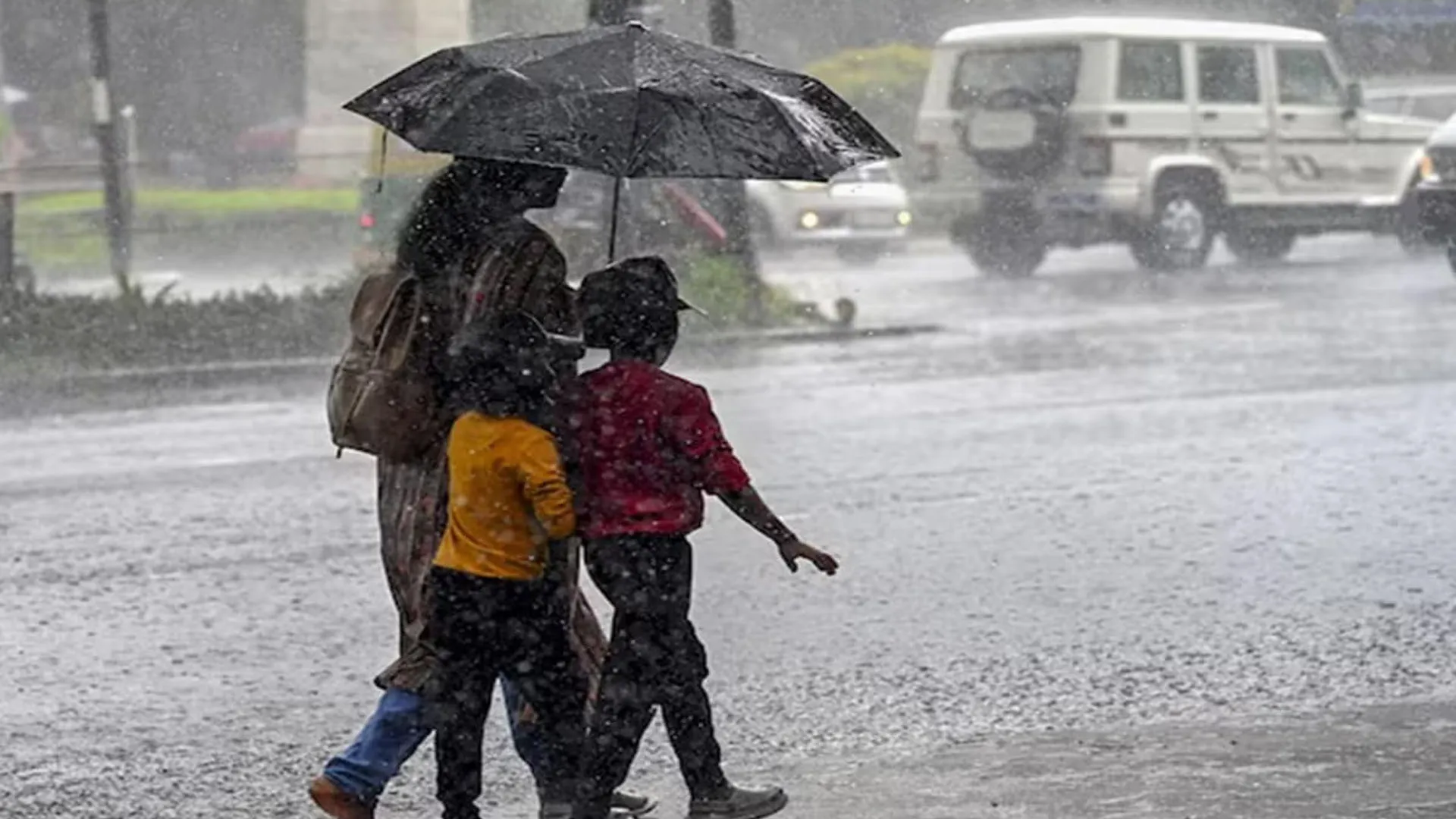 Moradabad weather : दिन भर तेज धूप व उमस के बाद शाम को बारिश से मिली राहत