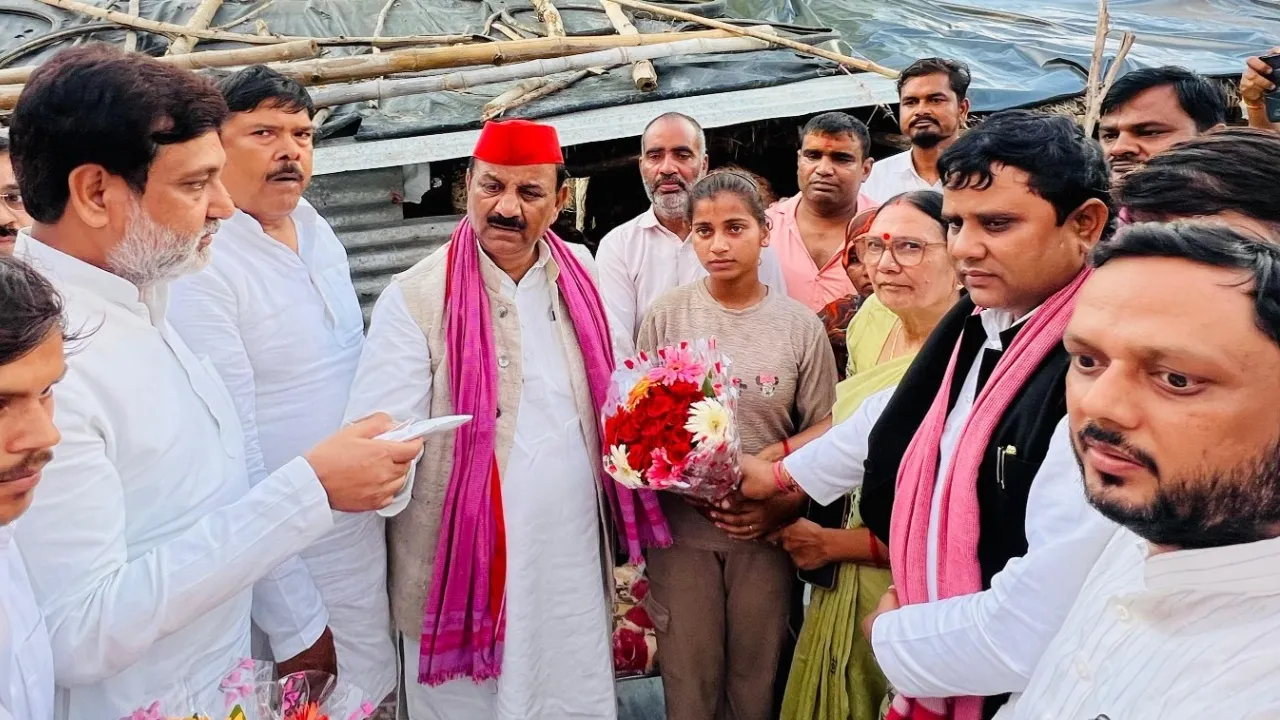 बाराबंकी में बाल वैज्ञानिक पूजा पाल को सपा ने किया सम्मानित, 1.55 लाख की आर्थिक सहायता दी