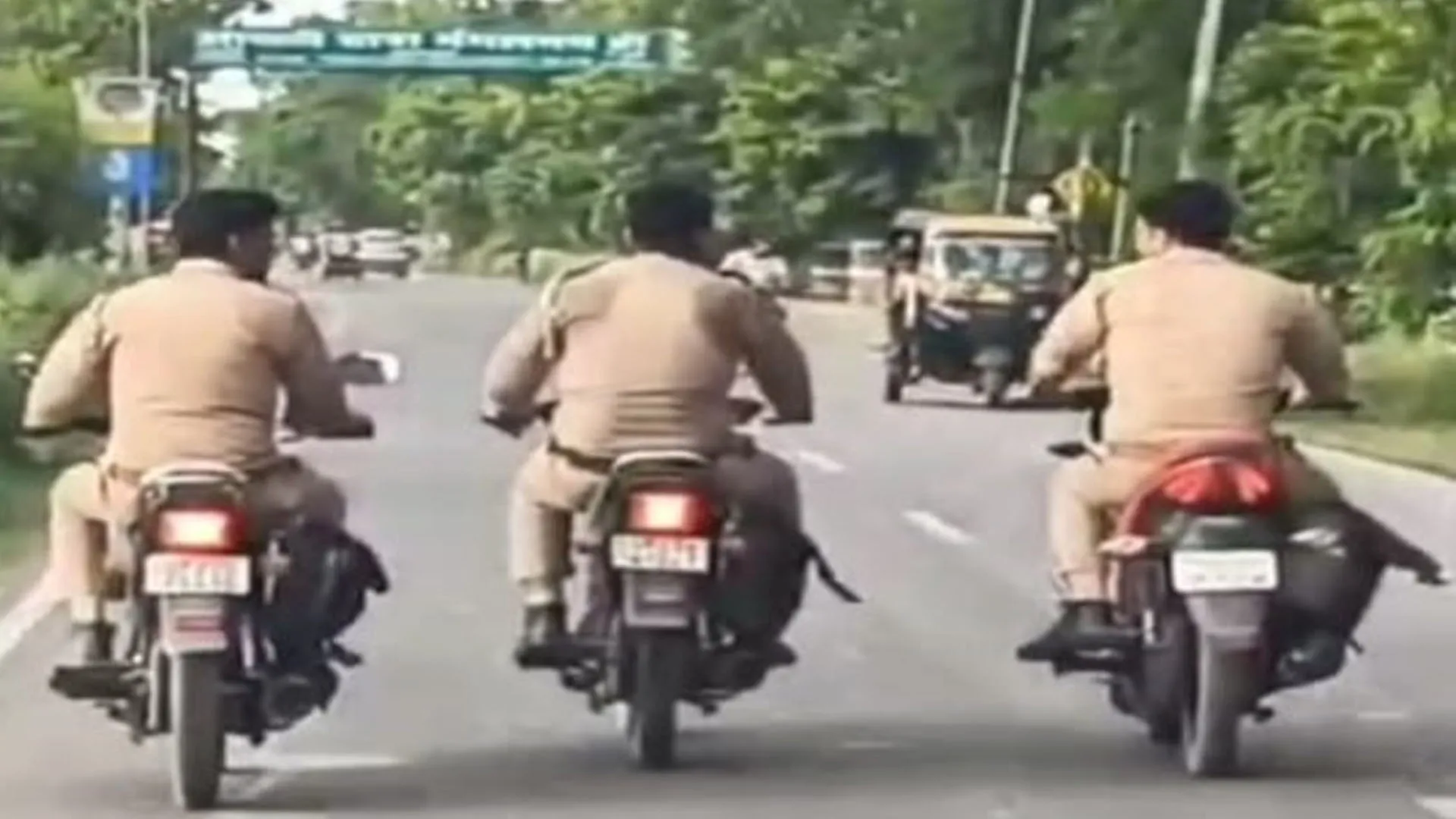 UP : वर्दी में बिंदास सवारी...वीडियो वायरल हुआ तो लोगों ने पूछा-इनका चालान कौन काटेगा ?