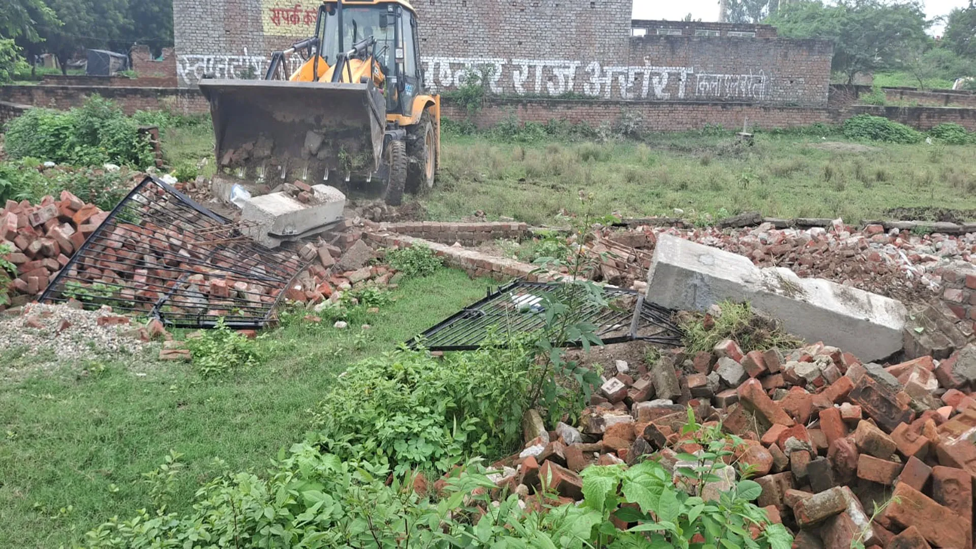 BDA ने 63 बीघा में बसाई जा रहीं अवैध कॉलोनियों पर चलाया बुलडोजर