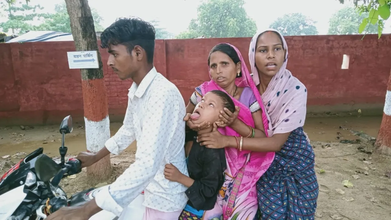 बुखार से तपता बच्चा… एक घंटे तक एंबुलेंस का इंतजार, थककर बाइक से ले गए परिजन