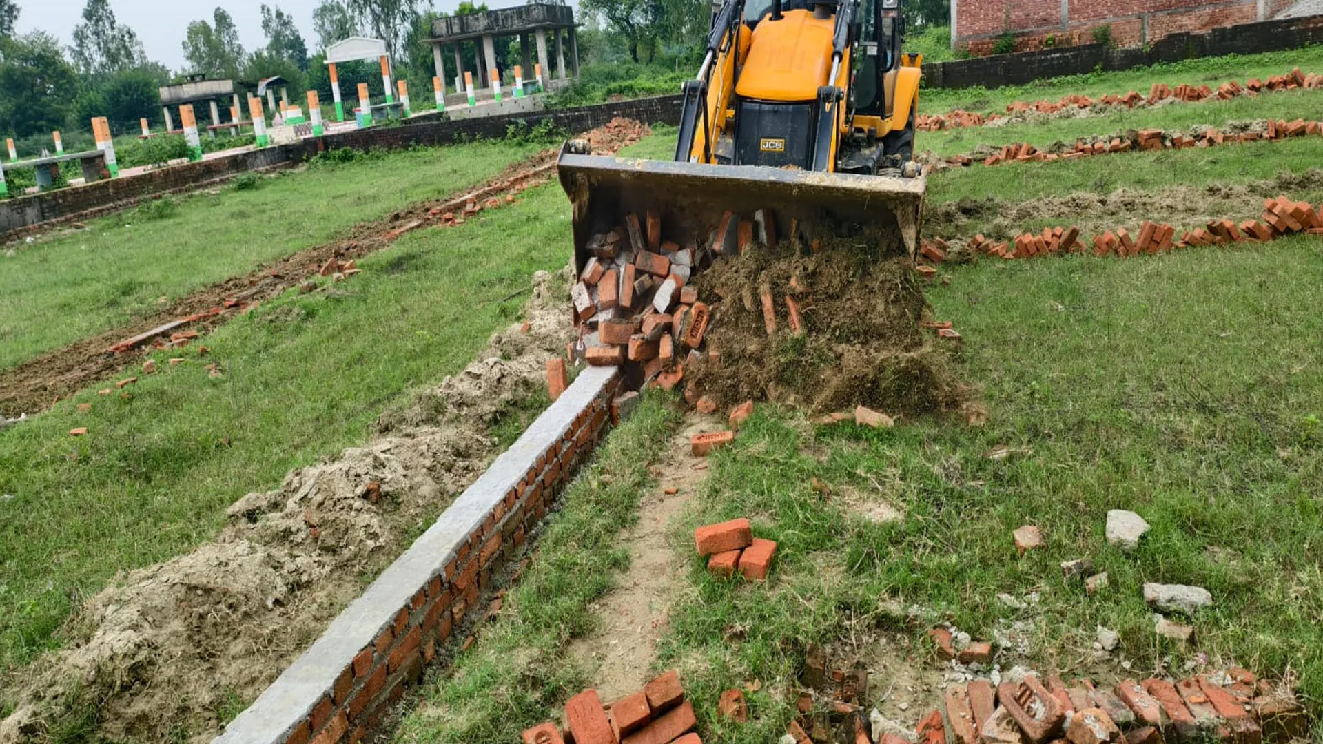 Bareilly : कैंट में बसाई जा रही थी अवैध कॉलोनियां, दोनों पर चला BDA का बुलडोजर 