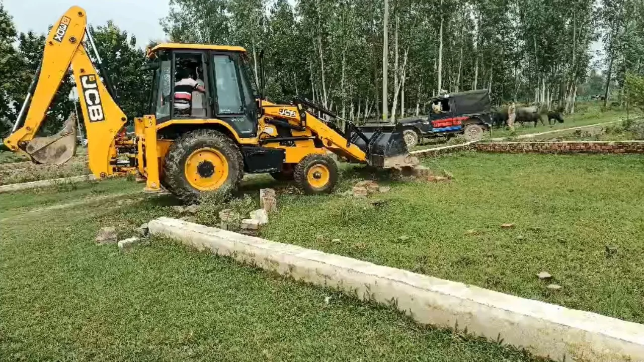 बाराबंकी : 50 बीघा जमीन पर अवैध प्लाटिंग और निर्माण ध्वस्त, बुलडोजर लेकर पहुंचा प्रशासन