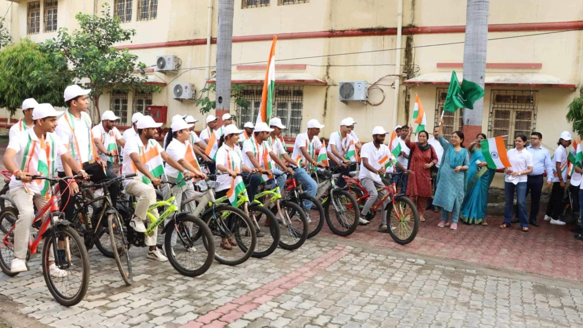 भातखंडे संस्कृति विश्वविद्यालय ने निकाली तिरंगा सायकिल यात्रा