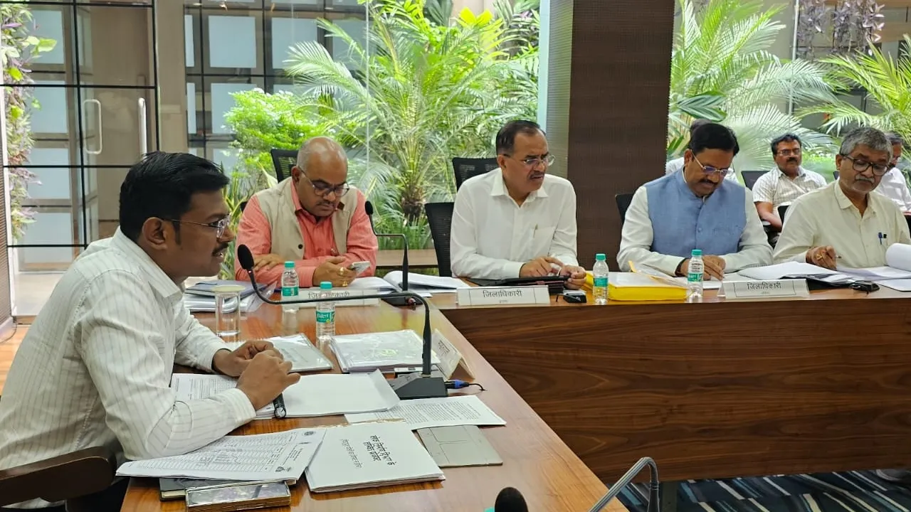 मंडलीय समीक्षा बैठक में बड़ा फैसला : छात्रों की हाजिरी टैबलेट से होगी, मैनुअल सिस्टम पर लगेगा ताला