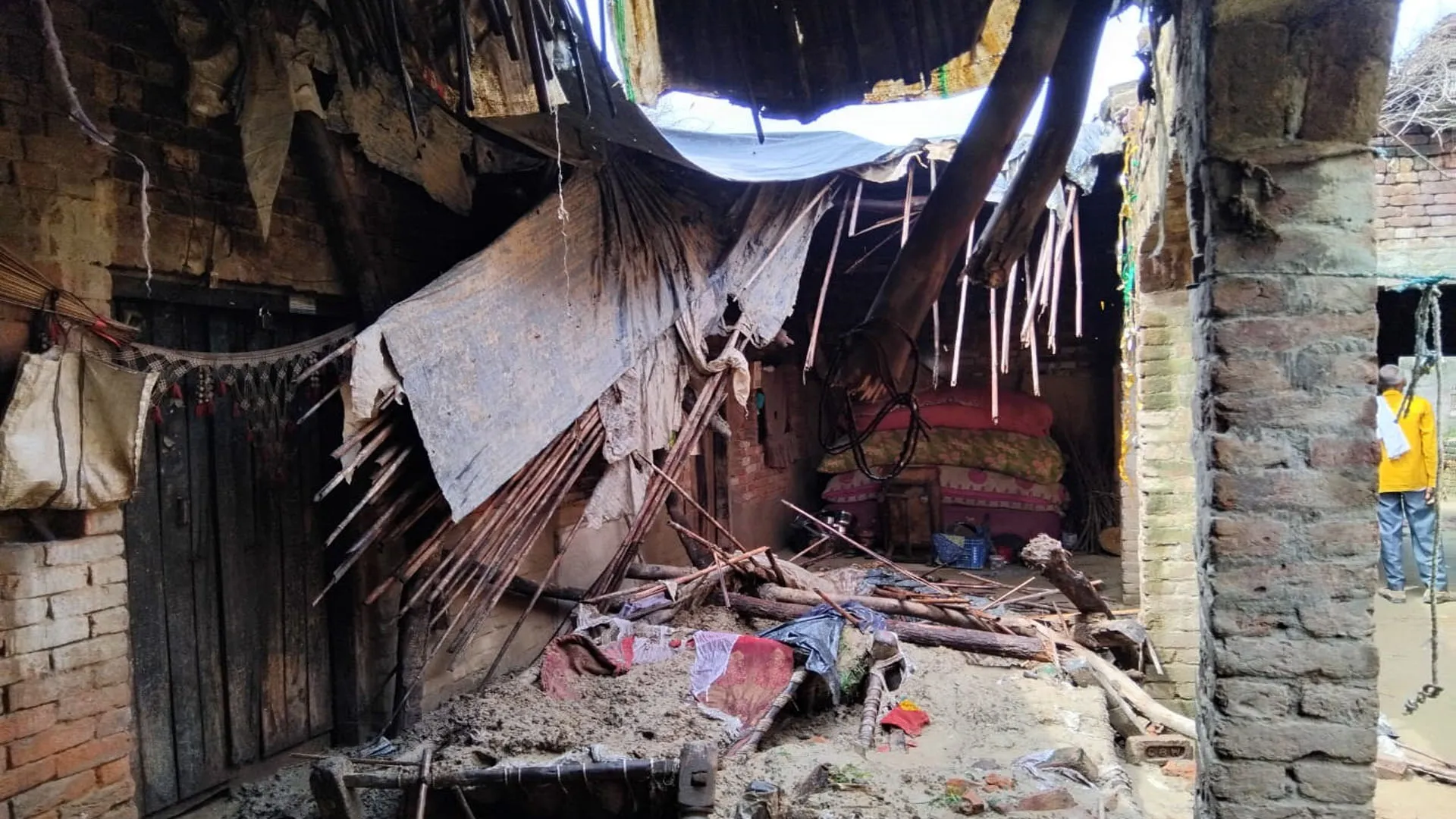 अमरोहा: बारिश में कच्चे मकान की छत ढहने से पांच लोग घायल