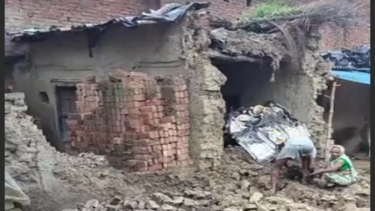 बारिश का कहर: किसान का कच्चा मकान ढहा, परिवार बाल-बाल बचा