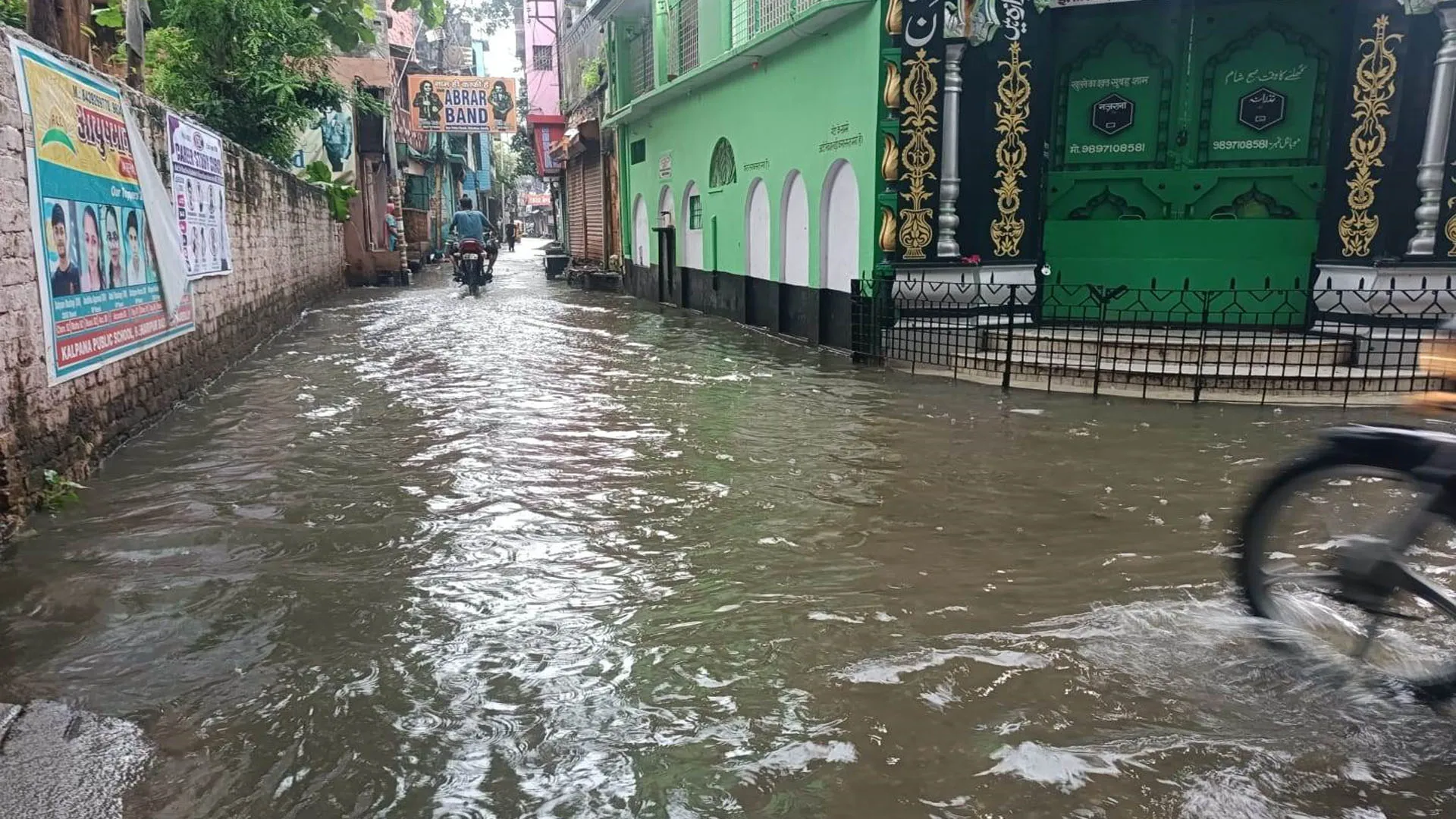 मलूकपुर तिराहे पर जलभराव 