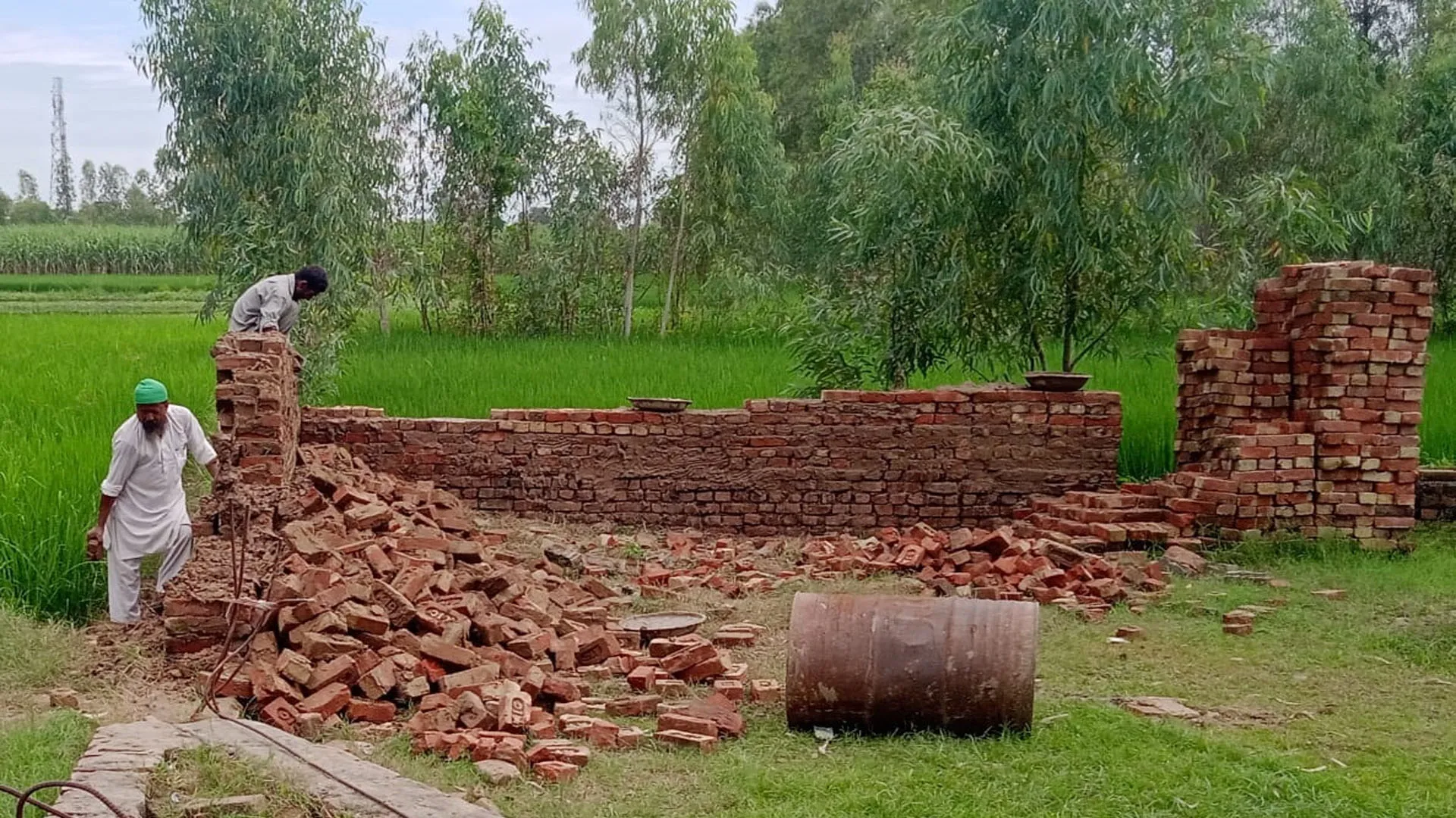 Moradabad : बिना अनुमति हो रहा था मस्जिद का निर्माण, विरोध के बाद पुलिस ने तुड़वाया