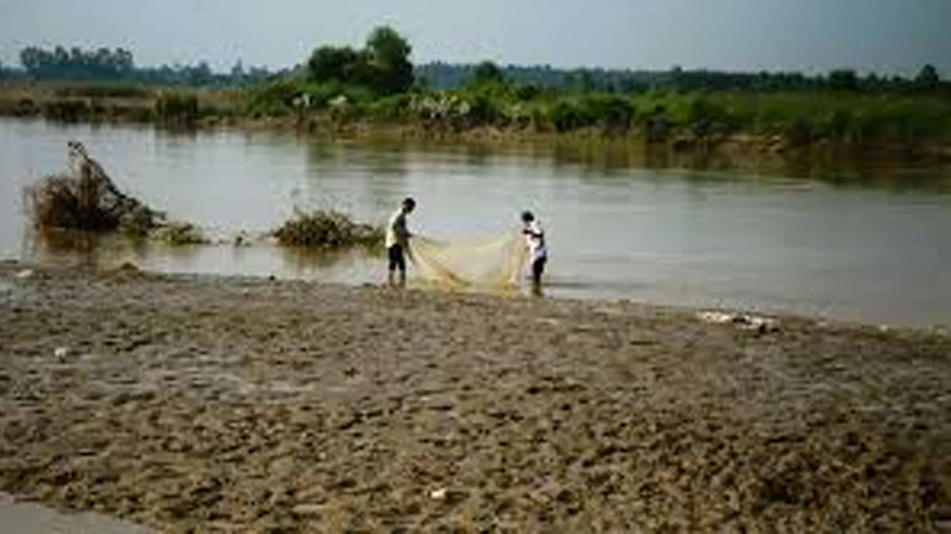 Moradabad : बाढ़ से फसलों के नुकसान का सर्वे अधर में, डीएम ने लगाई फटकार