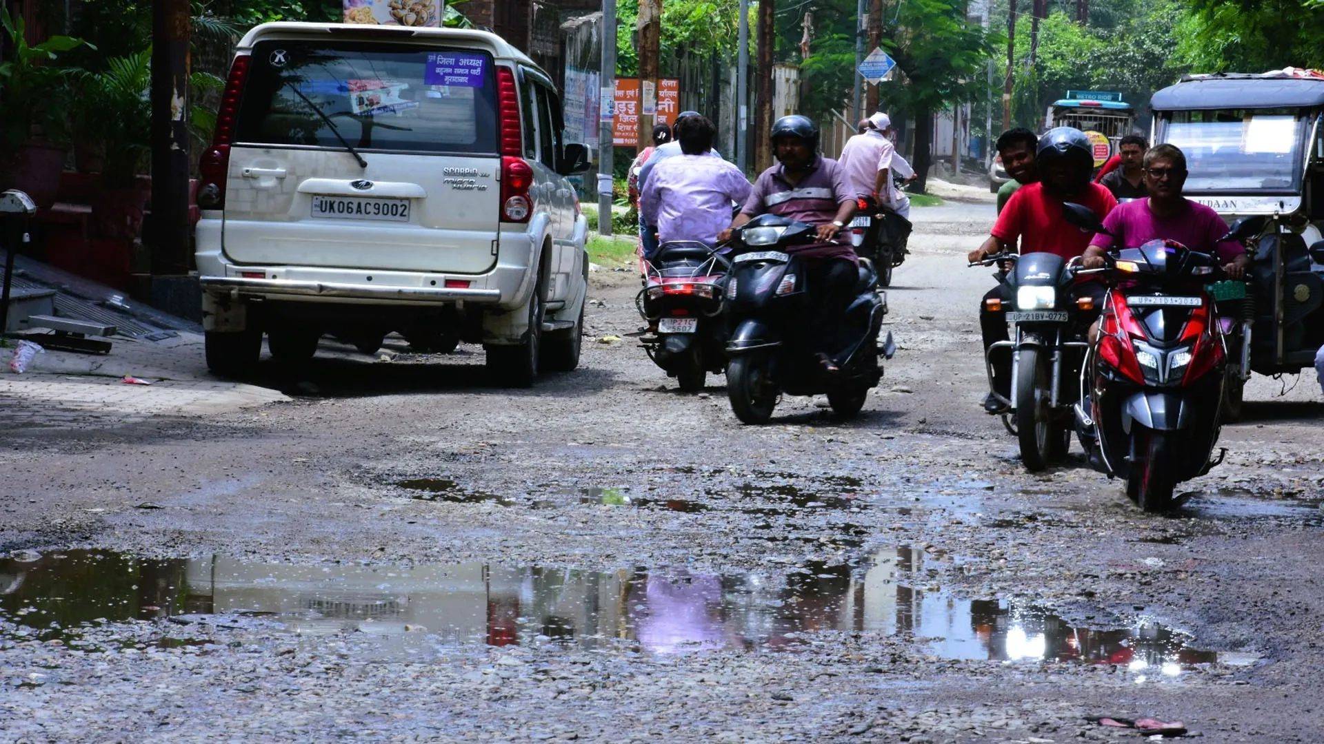 मुरादाबाद : बारिश ने बिगाड़ दी सड़कों की सूरत, उखड़ी तो कहीं धंसी