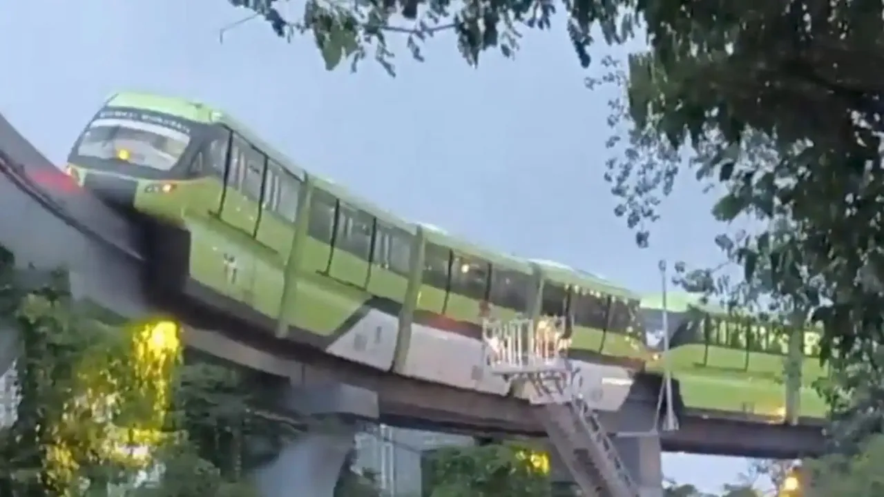 मुंबई की रफ्तार पर ब्रेक! बारिश और पावर फेल से बीच रास्ते में अटकी मोनोरेल: बिना एसी घंटों फंसे रहे 500 से ज्यादा यात्री