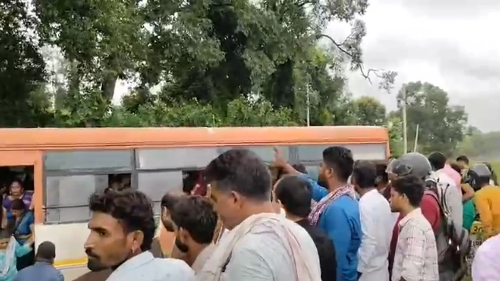 Bareilly: हाफिजगंज के पास खंती में घुसी बस...सवार 69 यात्रियों में मची चीख-पुकार