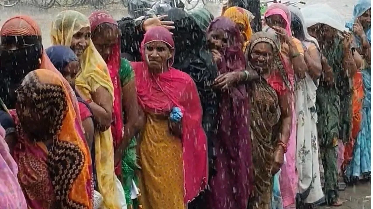 बारिश में भीगती रहीं महिलाएं, घंटों लाइन में खड़े होने के बाद मिली यूरिया खाद : धानेपुर की तस्वीर वायरल
