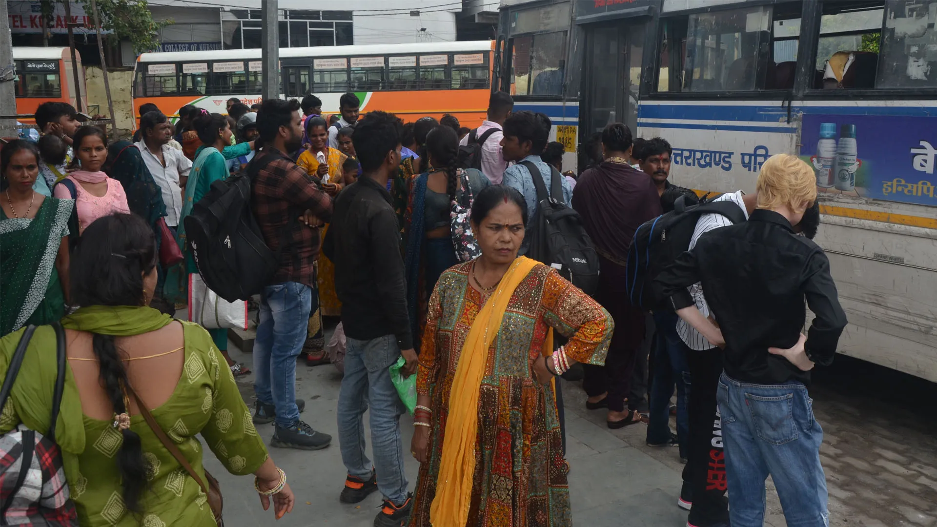 Bareilly : बसों के फेरे बढ़ाए पर बहनों की सफर की मुश्किलें दूर नहीं कर पाए