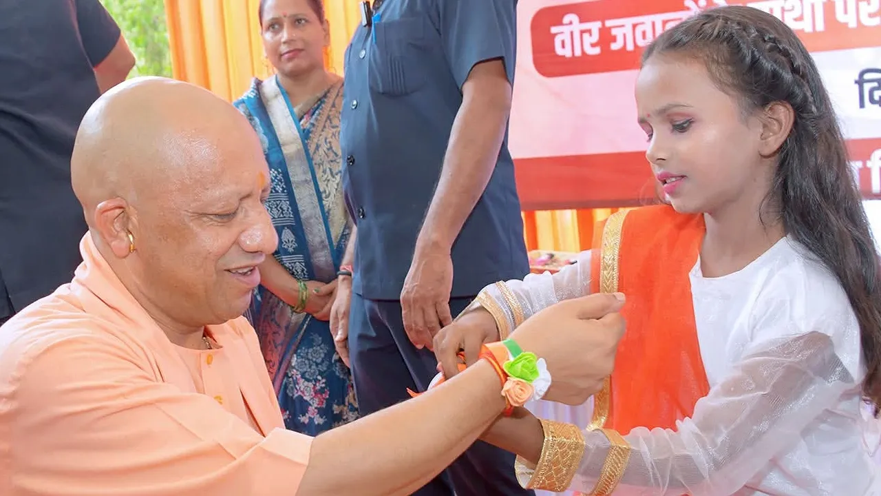 काकोरी शहीद स्थल पर भावुक पल : कक्षा तीन की छात्रा ने मुख्यमंत्री योगी को बांधी तिरंगा राखी, मिली चॉकलेट