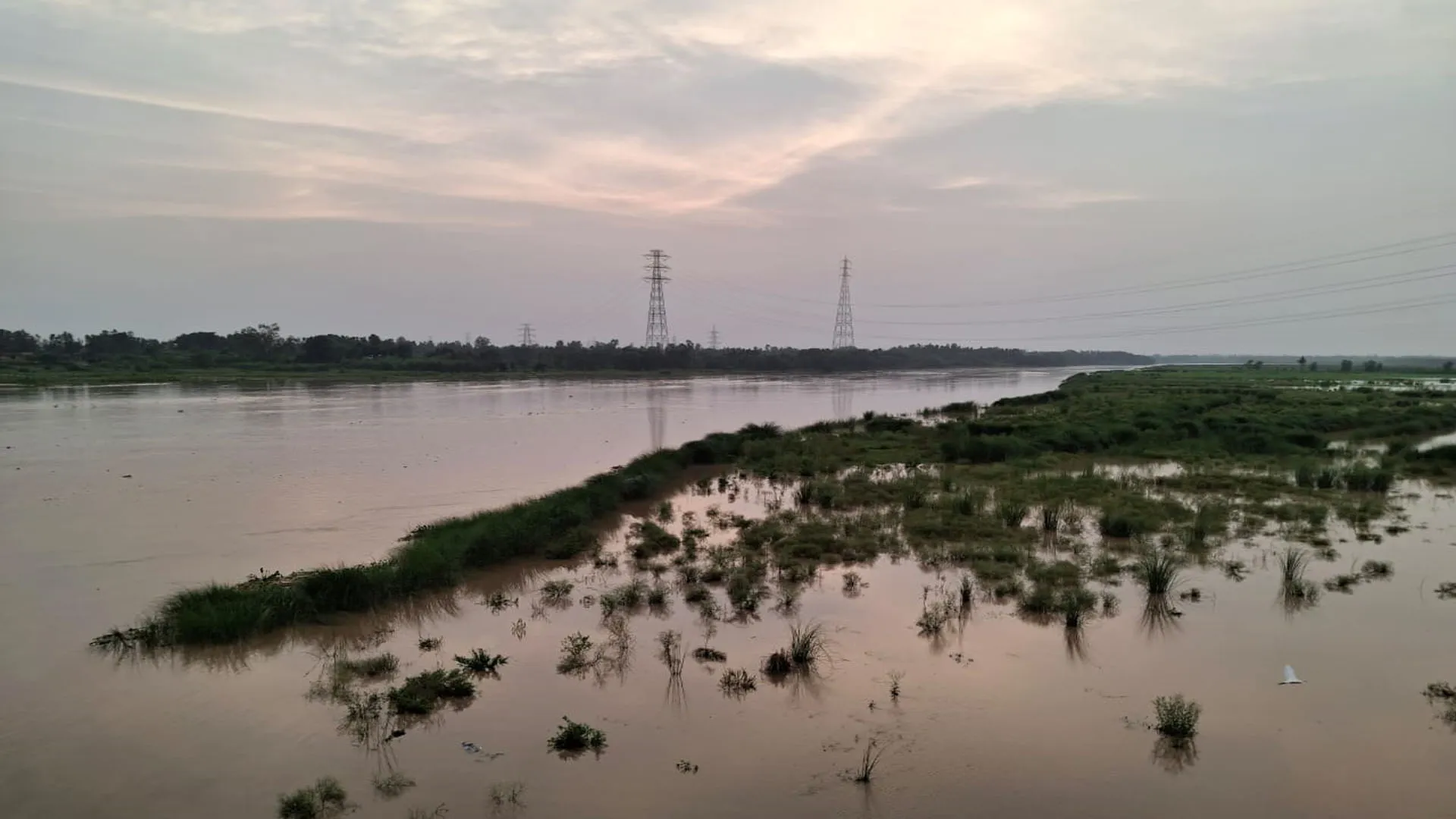 रामपुर: हुसैन गंज में खतरे के निशान को छू रही रामगंगा, लोगों में फैली दहशत