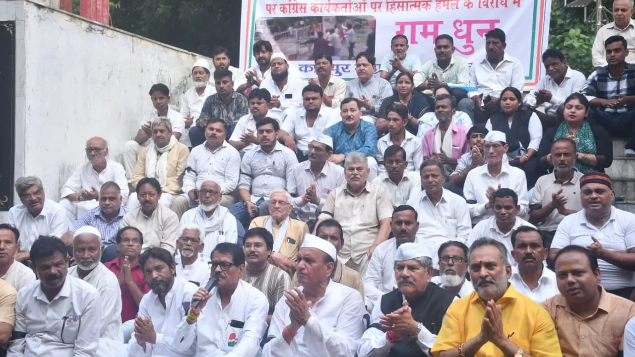 कानपुर : बिहार हिंसा के विरोध में कांग्रेसियों ने काली पट्टी बांधी, रामधुन गाकर किया प्रदर्शन