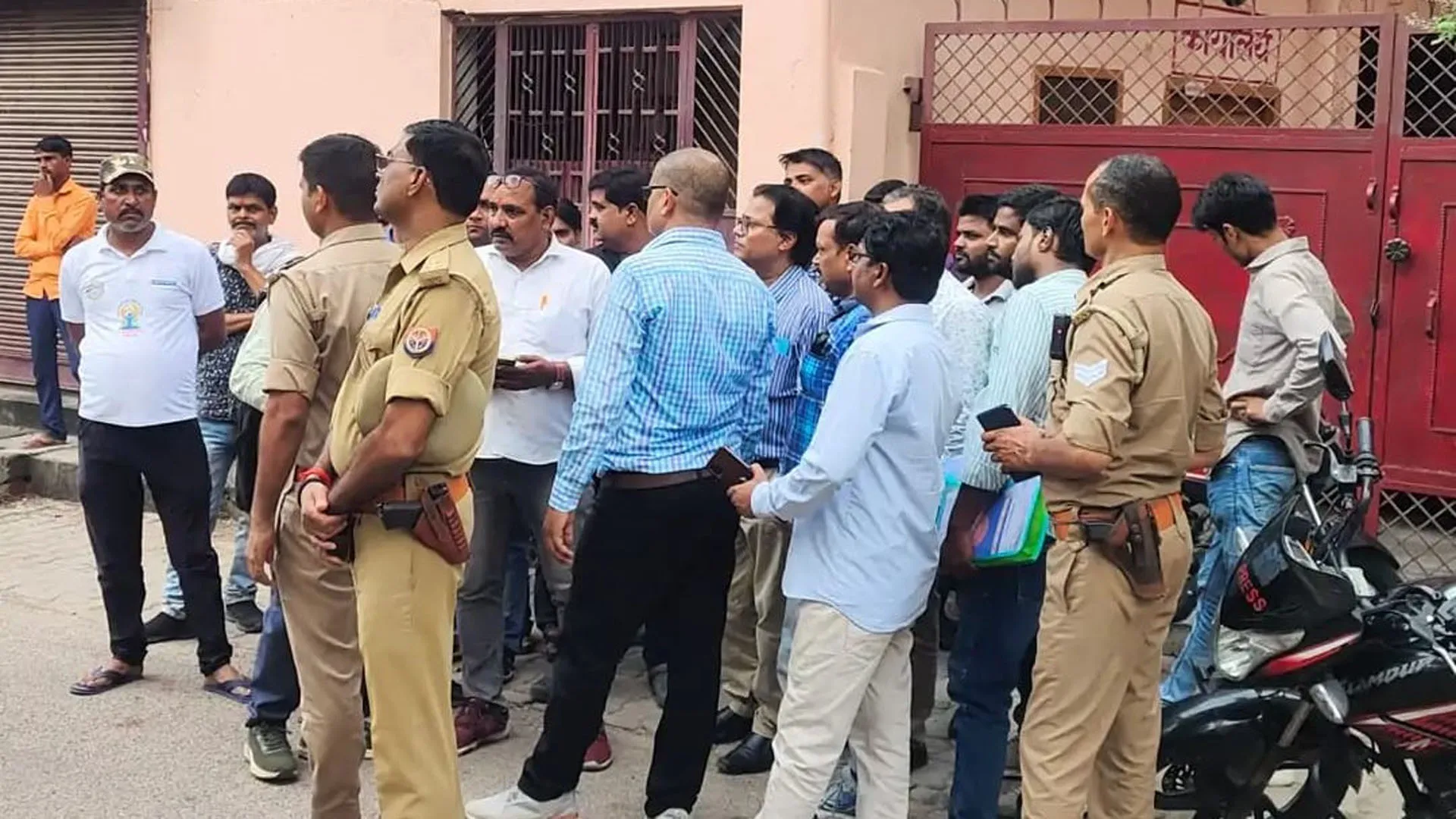 लखीमपुर खीरी : अधिवक्ता आशीष समेत कई लोगों पर सरकारी कार्य में बाधा पहुंचाने का केस दर्ज 