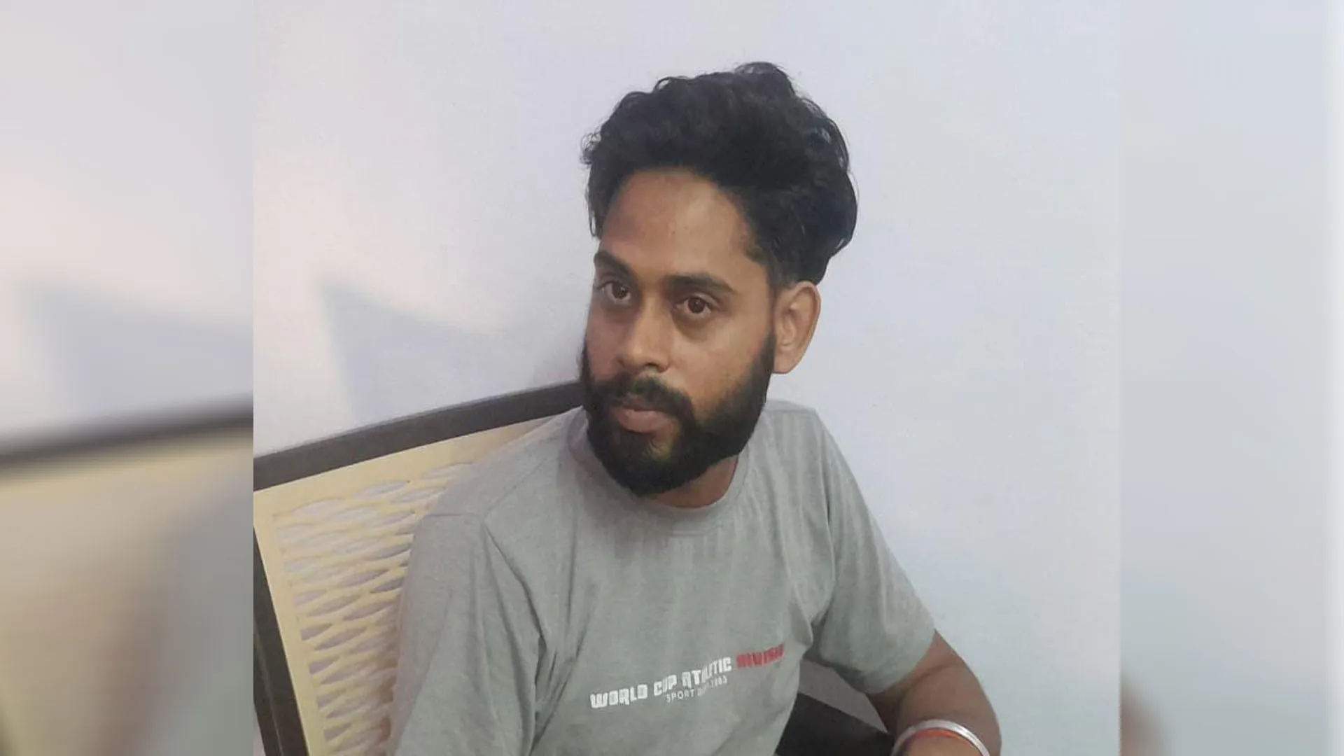 Moradabad : बिजली विभाग का पेट्रोलमैन रिश्वत लेते गिरफ्तार, लिपिक फरार