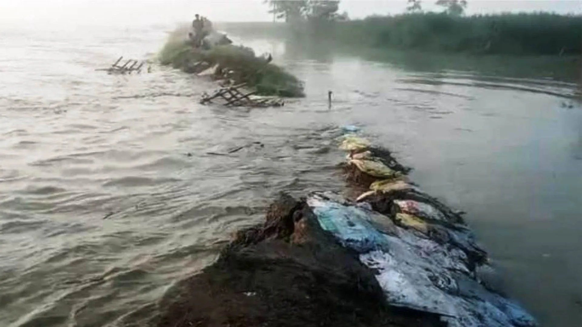 UP : बझेड़ा का तटबंध टूटने से करोड़ों की परियोजना को नुकसान